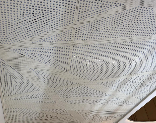 แผนอลูมิเนียมเพดานภายในที่มีรูเจาะ