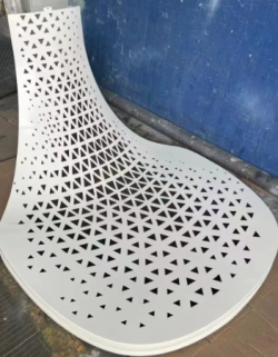 Plaque d'aluminium <span>profilée</span> à double courbure