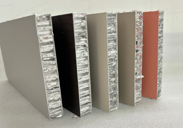 แผ่นอลูมิเนียมคอมโพสิตลวดลายหัวผึ้ง