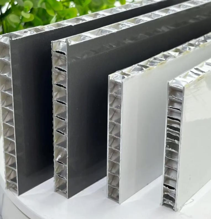 แผนลามิเนตอัลมิเนียมแกนรังผึ้ง