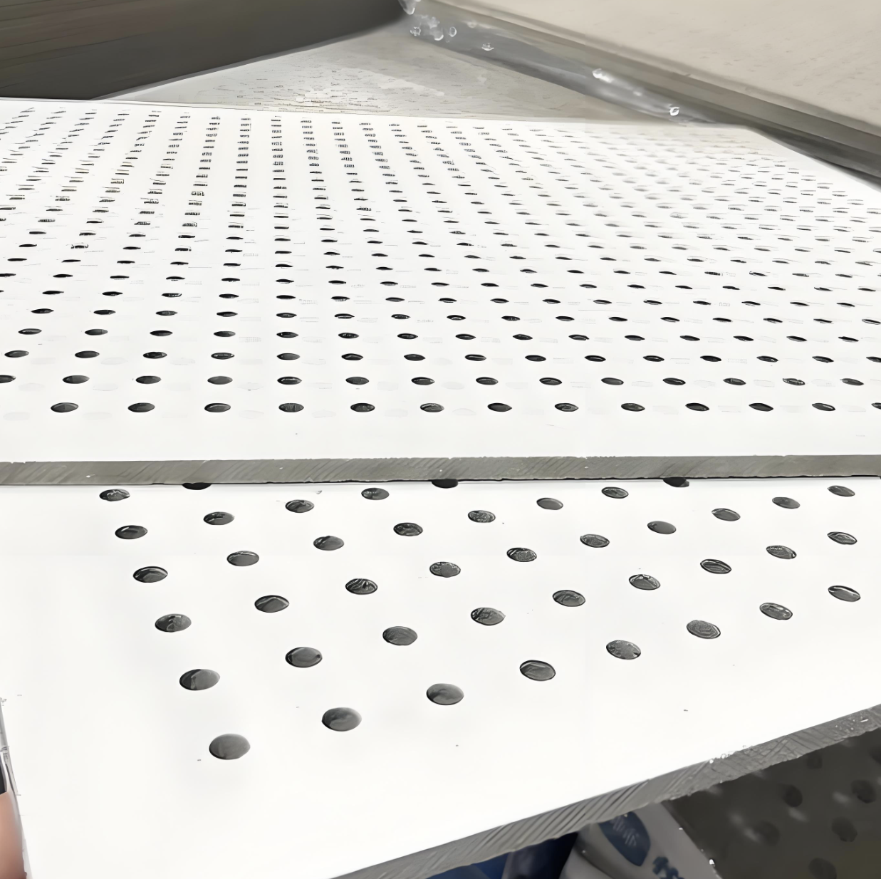 Panel Dinding Akustik Berlubang PVC