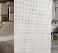 Panneaux acoustiques perforés pour mur rideau extérieur