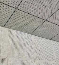 แผนกันเสียงรูเจาะจุลทรรศน์สำหรับสตูดิโอการบันทึกเสียง