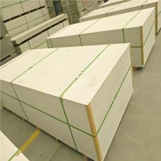 Panneau de fibres ignifugé pour travaux d'ingénierie extérieure robuste