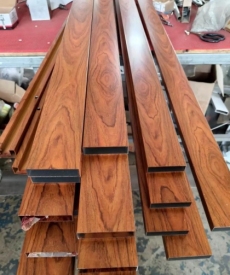 ท่อลูกบาศก์อลูมิเนียมตกแต่งภายในด้วยเทคนิคถ่ายเทอรอยลายไม้