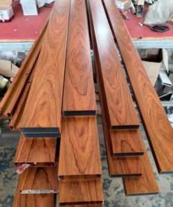 ท่อลูกบาศก์อลูมิเนียมตกแต่งภายในด้วยเทคนิคถ่ายเทอรอยลายไม้