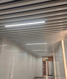 ท่ออลูมิเนียมรูปสี่เหลี่ยมเพดานเส้นตรงพ่นสีระดับมาตรฐาน