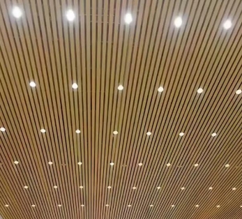 ท่อลูกโค้งฝ้าเพดานอลูมิเนียมสี่เหลี่ยมสำหรับภายในอาคารที่เคลือบด้วยผง