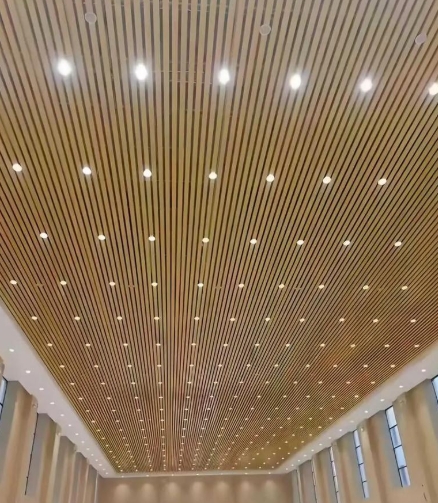 ท่อลูกโค้งฝ้าเพดานอลูมิเนียมสี่เหลี่ยมสำหรับภายในอาคารที่เคลือบด้วยผง