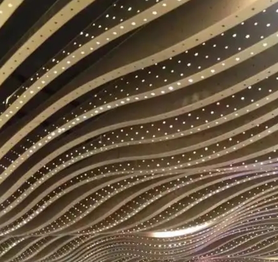 ท่ออลูมิเนียมสี่เหลี่ยมเจาะรูสำหรับดูดเสียง สำหรับห้องประชุม