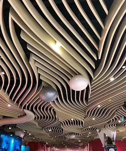 ท่ออลูมิเนียมสี่เหลี่ยมเจาะรูสำหรับดูดเสียง สำหรับห้องประชุม