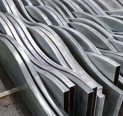 ท่ออลูมิเนียมสี่เหลี่ยมโค้งรูปทรงกำหนดเองสำหรับภายในอาคารเชิงพาณิชย์