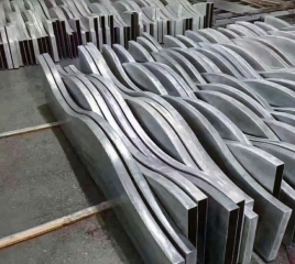 ท่ออลูมิเนียมสี่เหลี่ยมโค้งรูปทรงกำหนดเองสำหรับภายในอาคารเชิงพาณิชย์