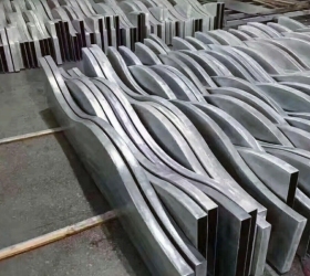 ท่ออลูมิเนียมสี่เหลี่ยมโค้งรูปทรงกำหนดเองสำหรับภายในอาคารเชิงพาณิชย์