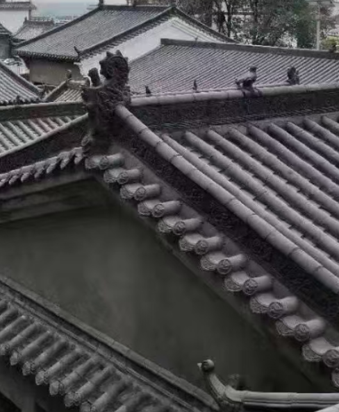 Briques bleues antiques traditionnelles fabriquées à la machine et tuiles grises