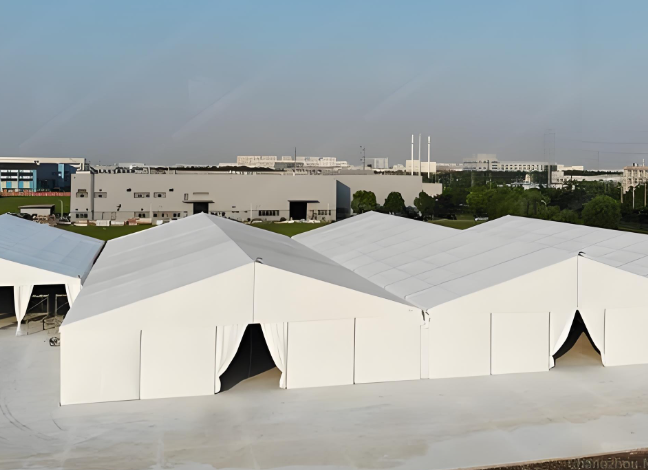 Tente de stockage industrielle à chapiteau