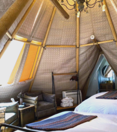 Tente de glamping luxueuse