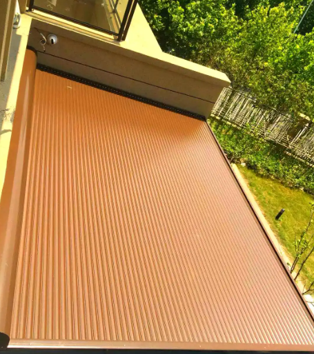 Màn cuốn chống gió sân vườn ngoài trời