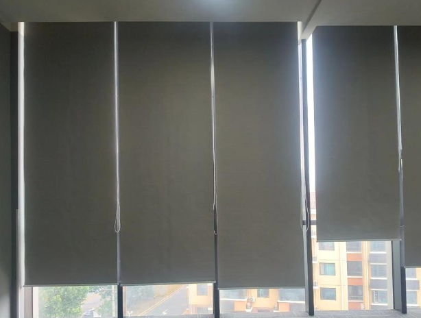 ม่านรูเลื่อนกันลมแบบควบคุมด้วยมือ สำหรับห้องใน ชั้นถึงเพดาน