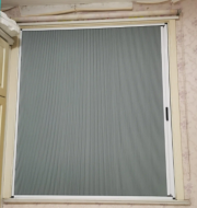 ม่านรูเลื่อนกันลมแบบควบคุมด้วยมือ สำหรับห้องใน ชั้นถึงเพดาน