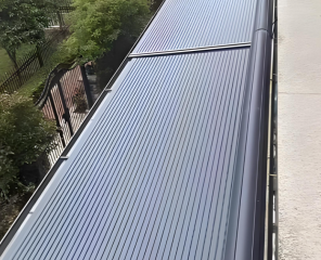 ม่านม้วนไฟฟ้าป้องลมสำหรับห้องอาบแดด