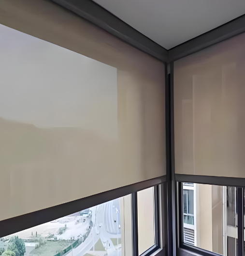 ม่านลูกกลิ้งไฟฟ้ากันลมสำหรับระเบียงกลางแจ้ง