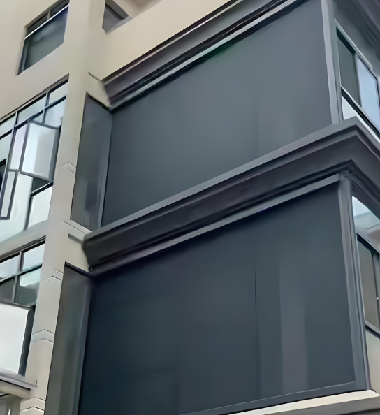 ม่านลูกกลิ้งไฟฟ้ากันลมสำหรับระเบียงกลางแจ้ง