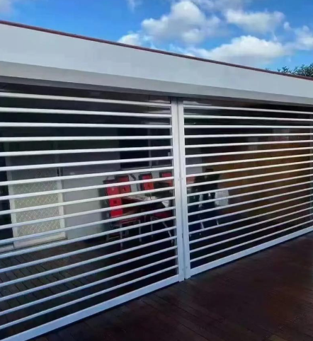 店舗用床から天井までの耐風ロールブラインド