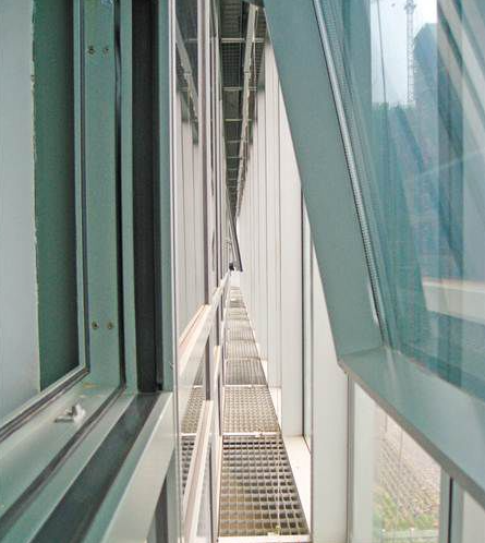 กำแพงกระจกรั้งหน้าอาคารสองชั้นช่วยระบายอากาศและประหยัดพลังงาน