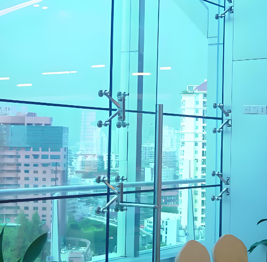 กำแพงกระจกแบบรองรับจุดเต็มรูปแบบ