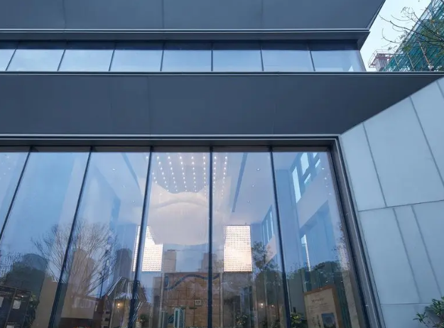 Tường rèm kính Low-E hiệu suất cao