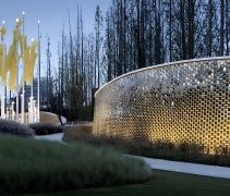 ผนังม่านระฆังลมที่เชื่อมโยงระบบจัดแสงสว่างอัจฉริยะ