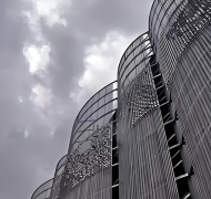 ผนังหน้าอาคารรูปเครื่องสายลมแบบโมดูลาร์จากอลูมิเนียมระดับเชิงพาณิชย์