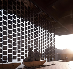 ผนังผ้าม่านอาคารด้วยเครื่องตกแต่งลมเพื่อลดเสียงรบกวน