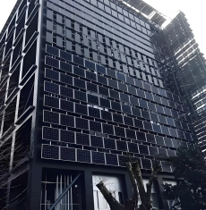 ผนังหน้าต่างประดับกระดิ่งลมรวมโซลาร์เซลล์