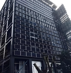 ผนังหน้าต่างประดับกระดิ่งลมรวมโซลาร์เซลล์