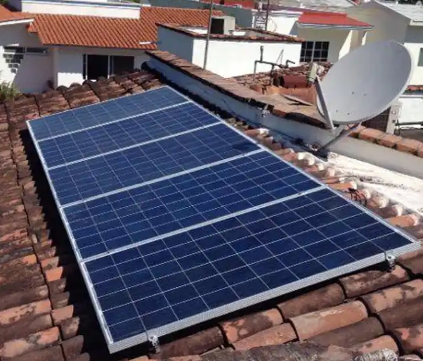 Tuile de toiture en béton intégrée à l'énergie solaire