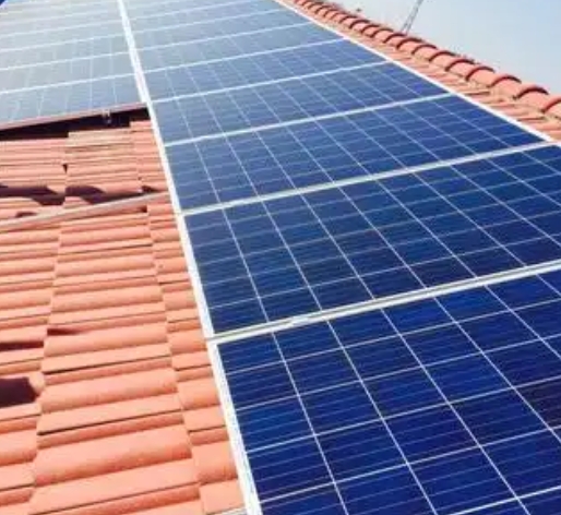 Tuile de toiture en béton intégrée à l'énergie solaire