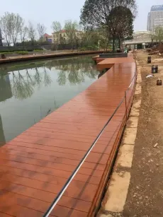 Revêtement en bois traité par préservatif spécial pour bord de piscine