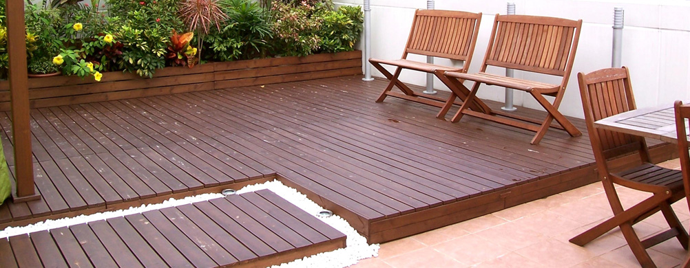 Lantai Kayu Dirawat Pengawet untuk Area Relaksasi Halaman Rumah