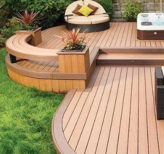 Lantai Dek Komersial yang Dirawat dengan Pelestari Kayu Keras Tropis