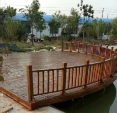 Parquet antidérapant en bois traité contre la pourriture pour bord de piscine