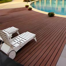 Parquet antidérapant en bois traité sous pression pour abords de piscine