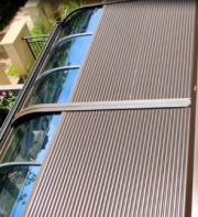 屋外パティオ用LED電動日除け