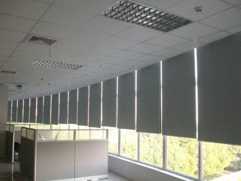 オフィスパーティション用ロール式電動日よけ