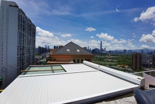 屋外パティオ用ソーラー発電式電動日よけ