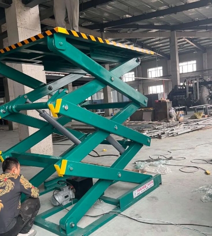 ลิฟท์ขนส่งสินค้าไฮดรอลิกชนิดกรรไกรเคลื่อนที่ได้