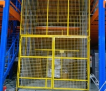 ลิฟต์ขนส่งสินค้าด้วยไฮดรอลิกติดตั้งบนรถบรรทุก