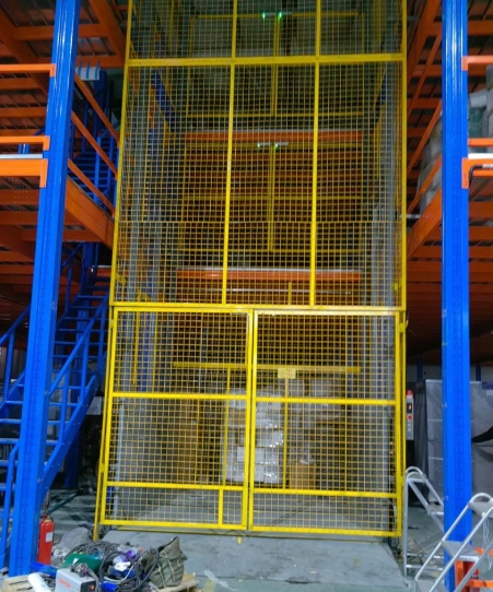 ลิฟต์ขนส่งสินค้าด้วยไฮดรอลิกติดตั้งบนรถบรรทุก