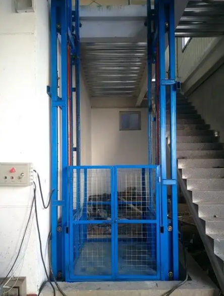 ลิฟต์ขนส่งสินค้าไฮดรอลิกคอลัมน์เดียวขนาดกะทัดรัด